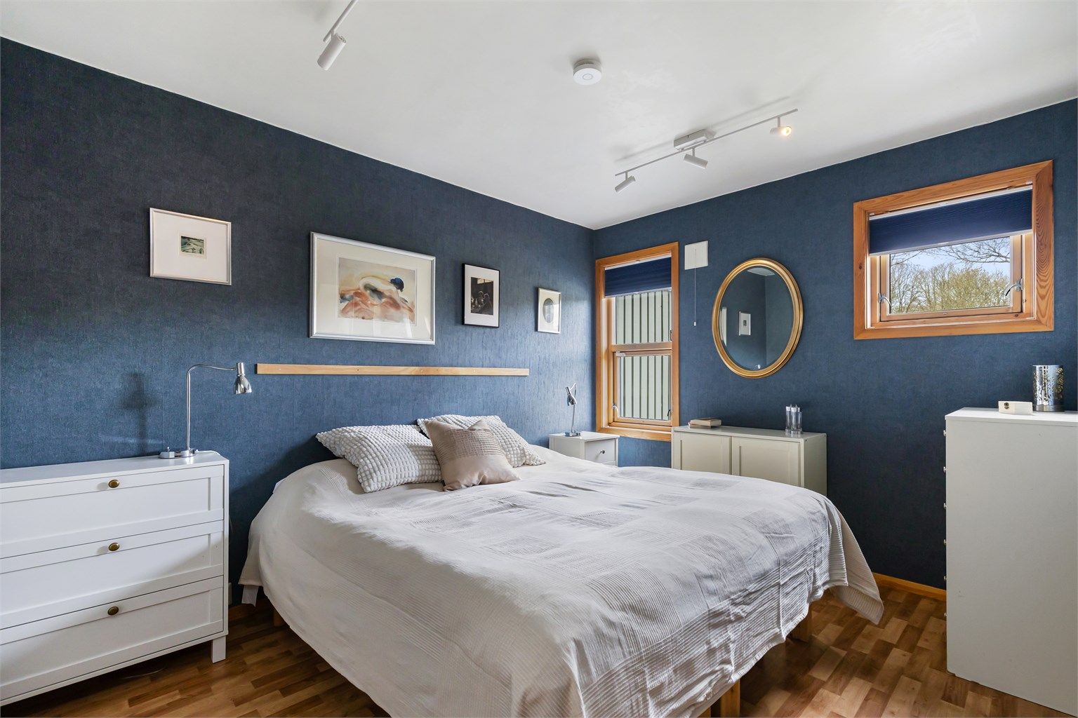 Hovedsoverommet ligger i 1. etasje og har god plass til dobbeltseng og garderobeløsning.