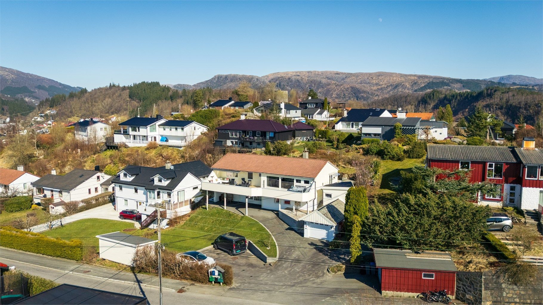 Enkel tilkomst og godt med biloppstillingsplass