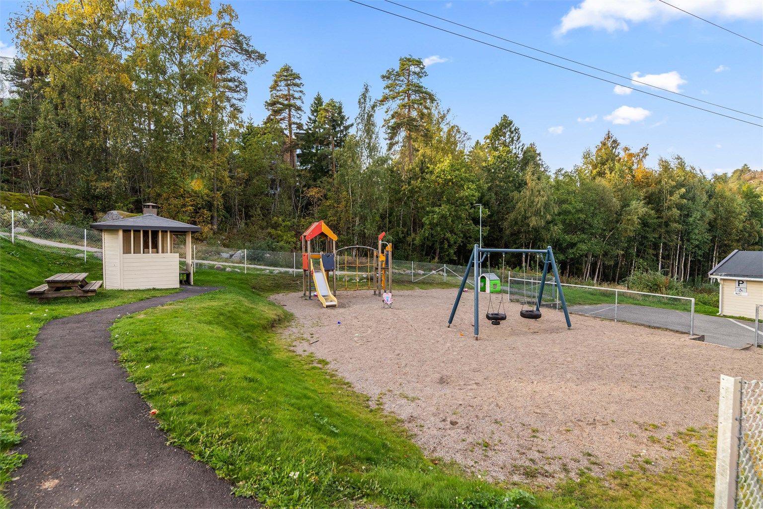 Borettslaget har etablert egen lekeplass og felles sitteplasser på uteområdet.