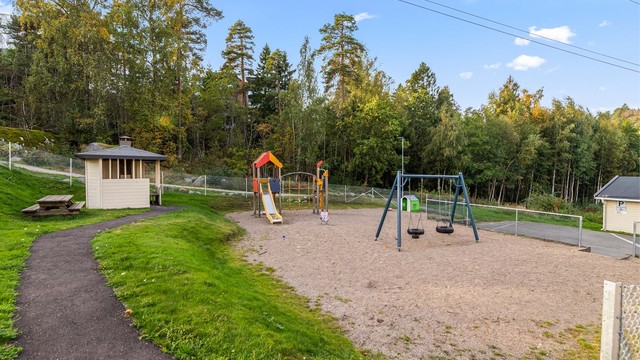 Borettslaget har etablert egen lekeplass og felles sitteplasser på uteområdet.