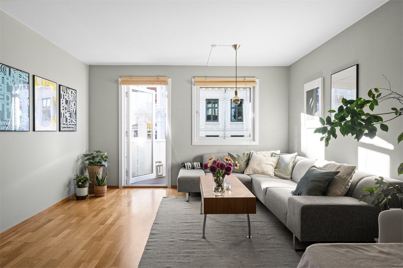 Fra stuen er det utgang til en stor og solrik balkong, som fungerer som en forlengelse av stuen på varme sommerdager.