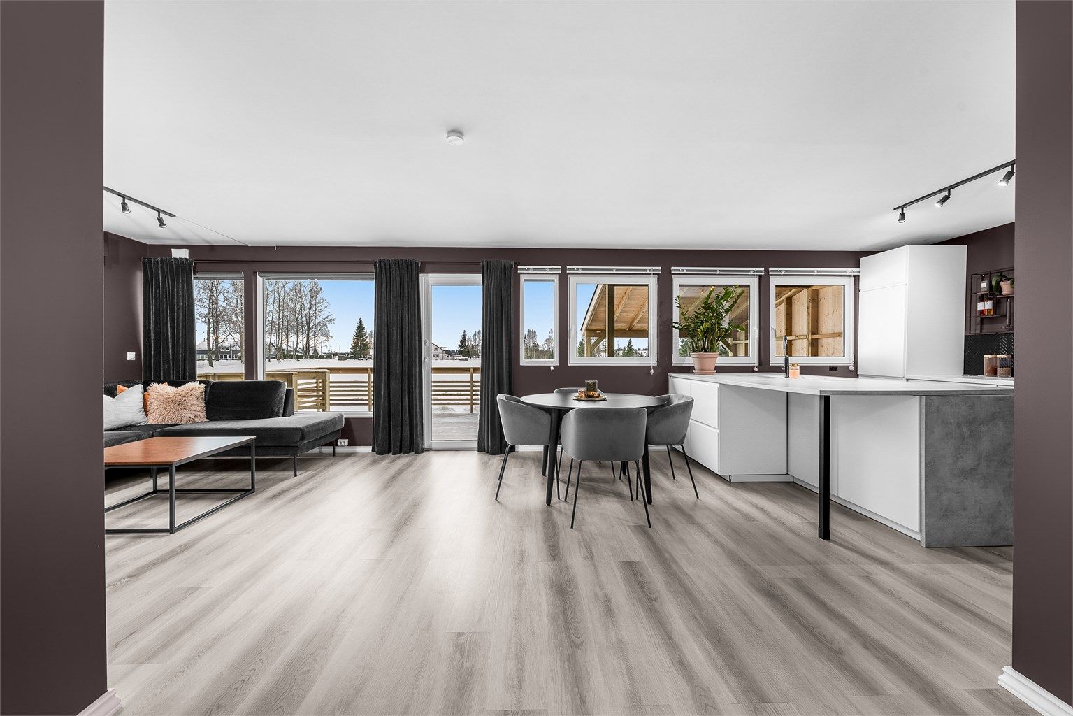 Fra entreen åpner rommet seg til en luftig stue