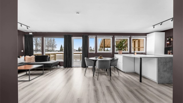 Fra entreen åpner rommet seg til en luftig stue