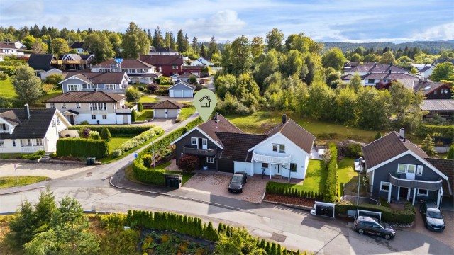 Parkering i integrert garasje med leddport av tre og automatisk portåpner. Montert el-billader i 2020 med overspenningsvern.