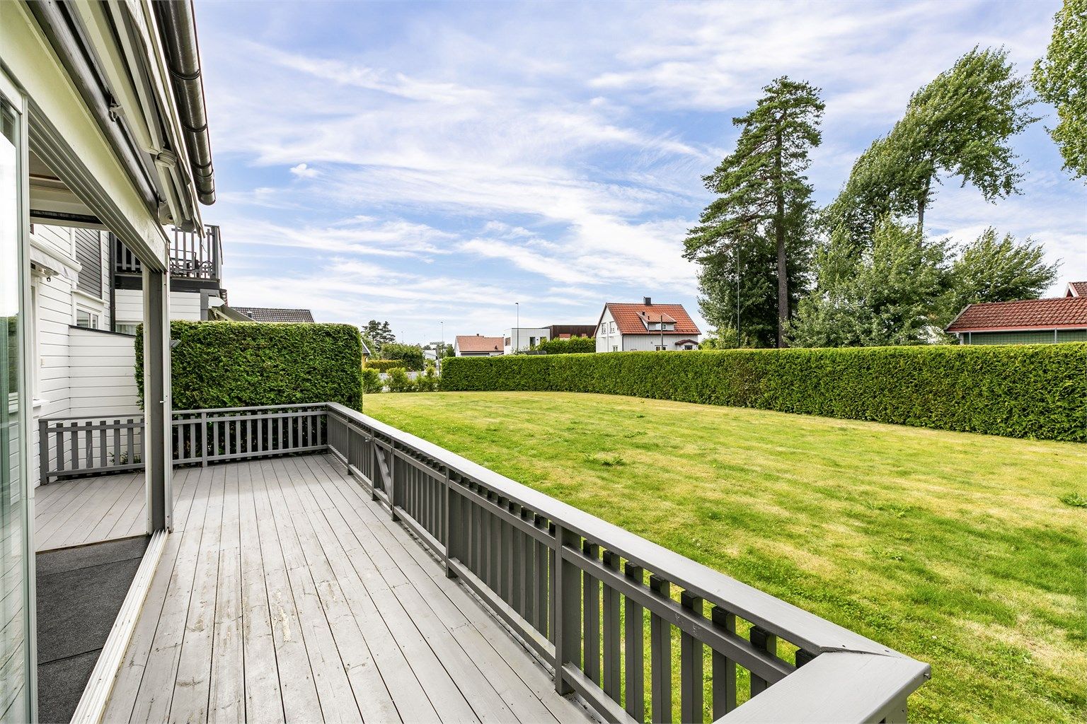 Sommerstid er det sol på terrassen fra tidlig ettermiddag til sen kveld.