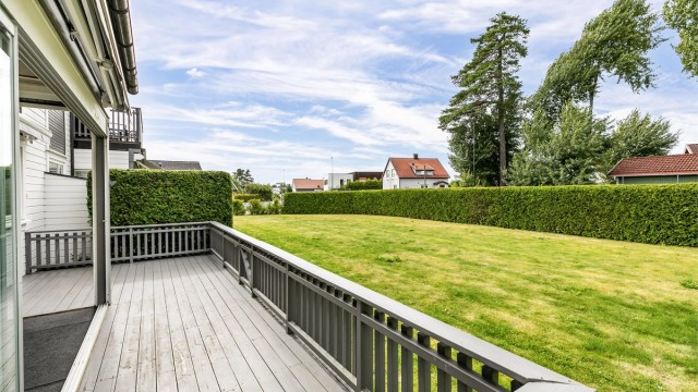 Sommerstid er det sol på terrassen fra tidlig ettermiddag til sen kveld.