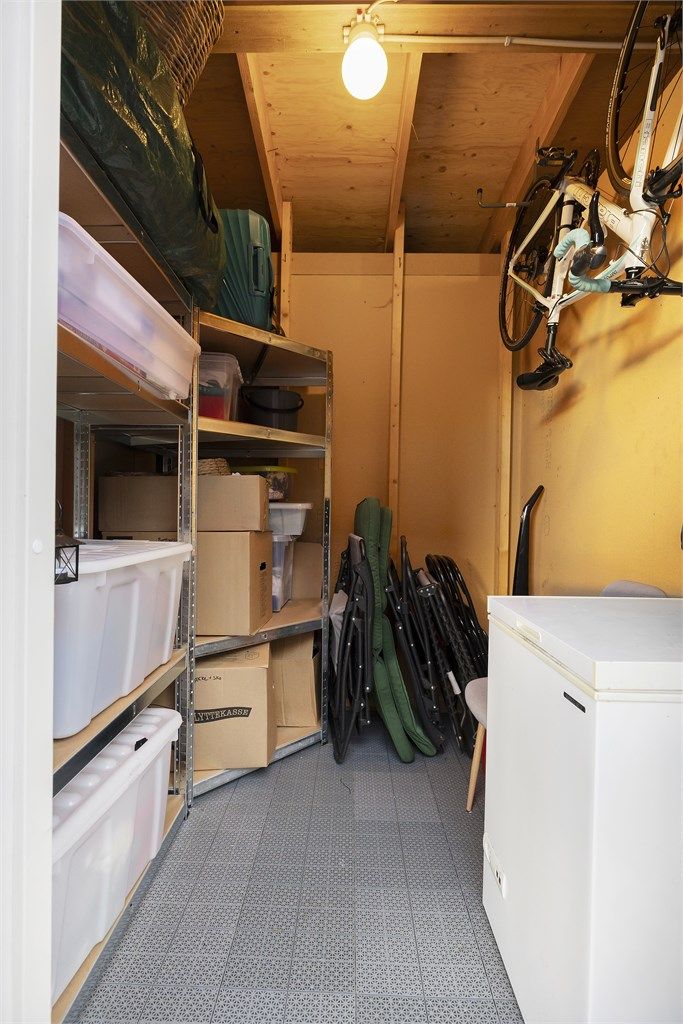 Med leiligheten medfølger det egen utvendig bod i felles bodanlegg. Boden er oppmålt til ca 4m²