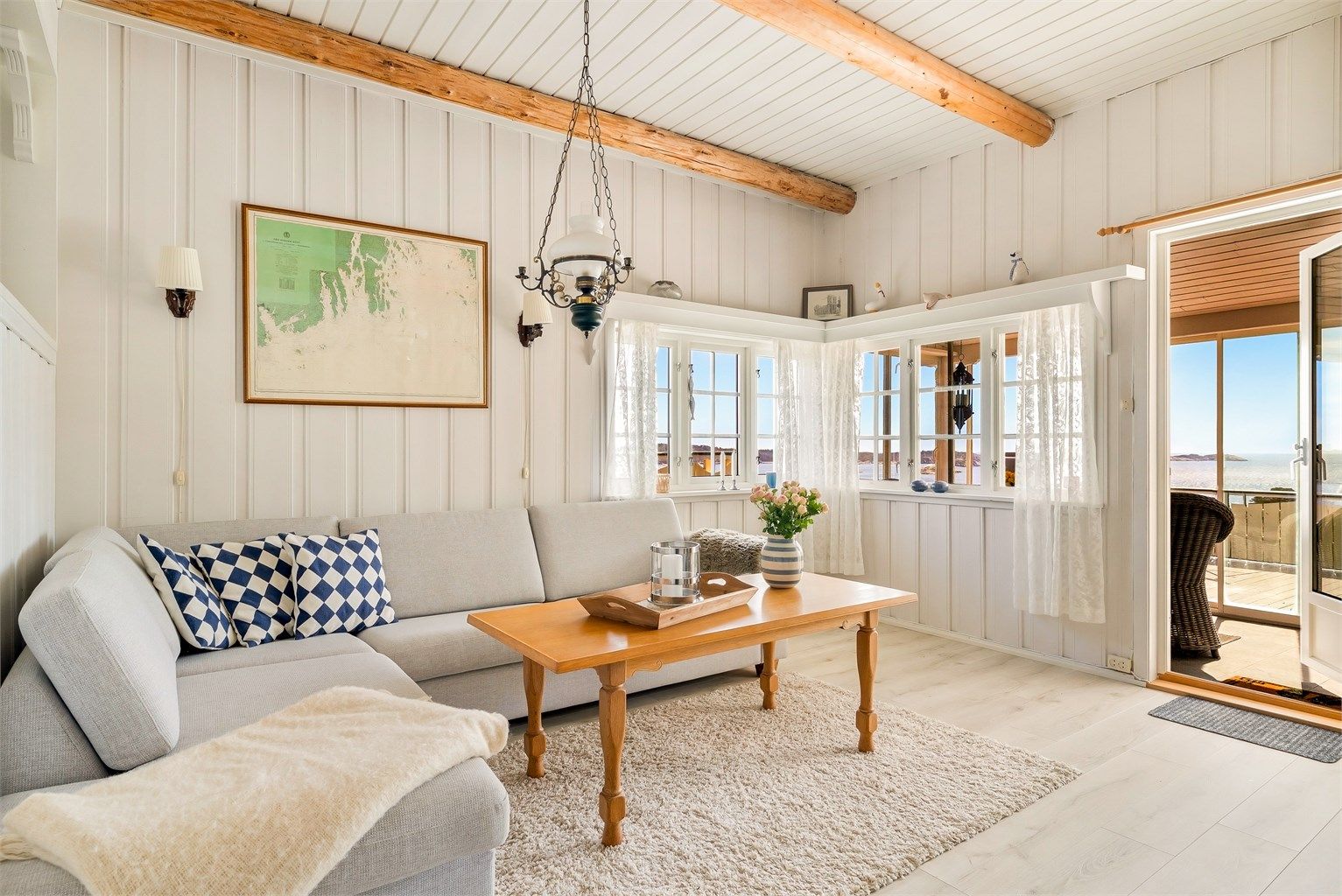 Fra stuen er det direkte utgang til den innglassede terrassen.