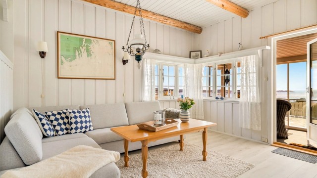 Fra stuen er det direkte utgang til den innglassede terrassen.