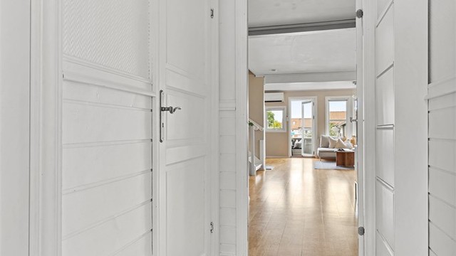 Entré med plass til å henge av yttertøy. Fliser på gulv.