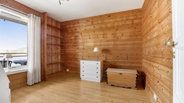 Rommet har plassbygde hyller og god plass til ønsket møblering.