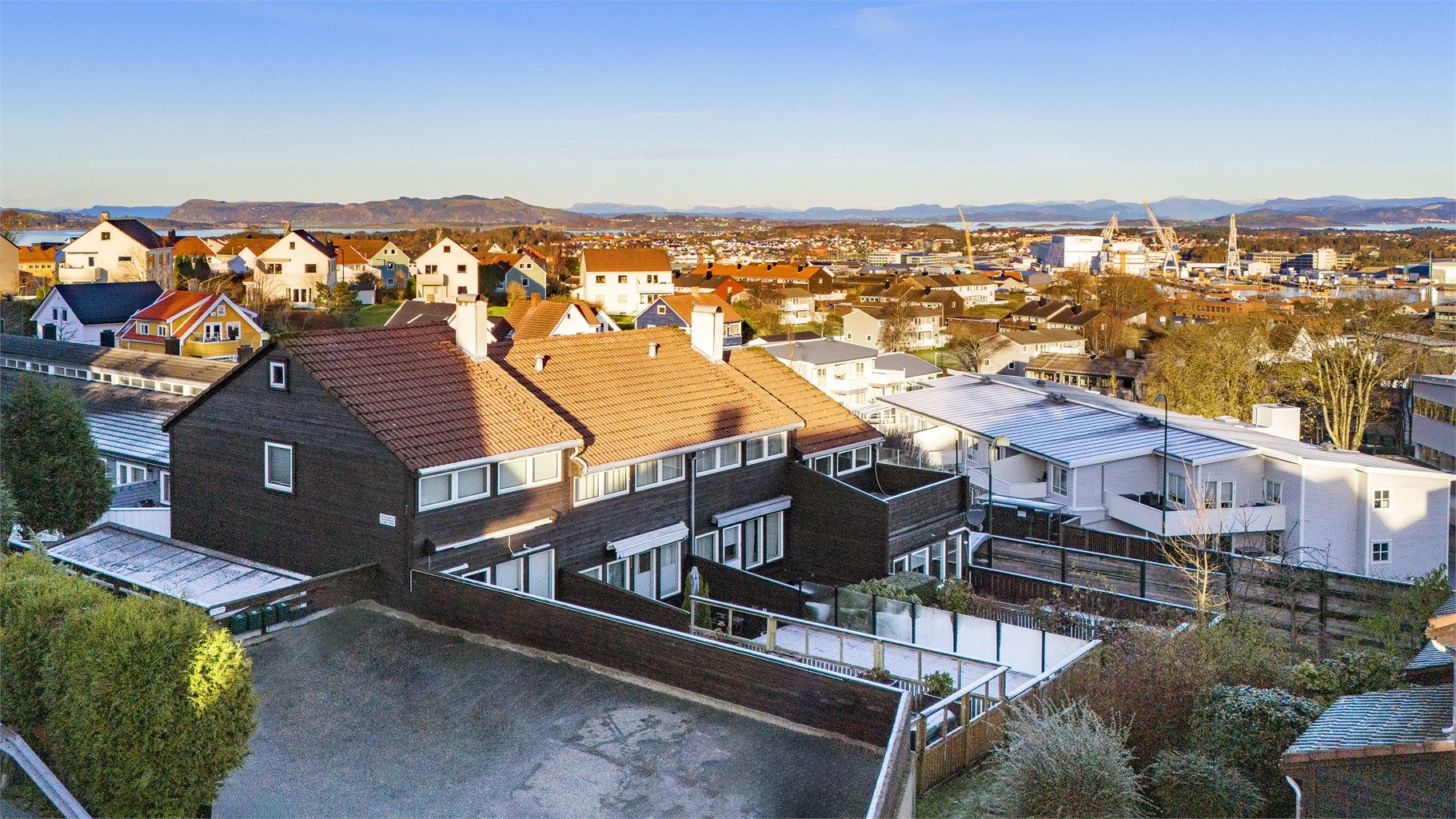 Innholdsrikt og fint rekkehus m/sentral beliggenhet på Byhaugen, mellom sentrum og Tasta