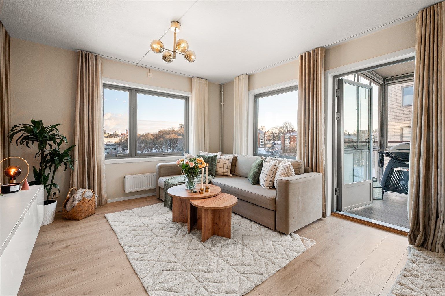 Stuen fremstår som lys og luftig med store vindusflater som slipper inn rikelig med naturlig lys.