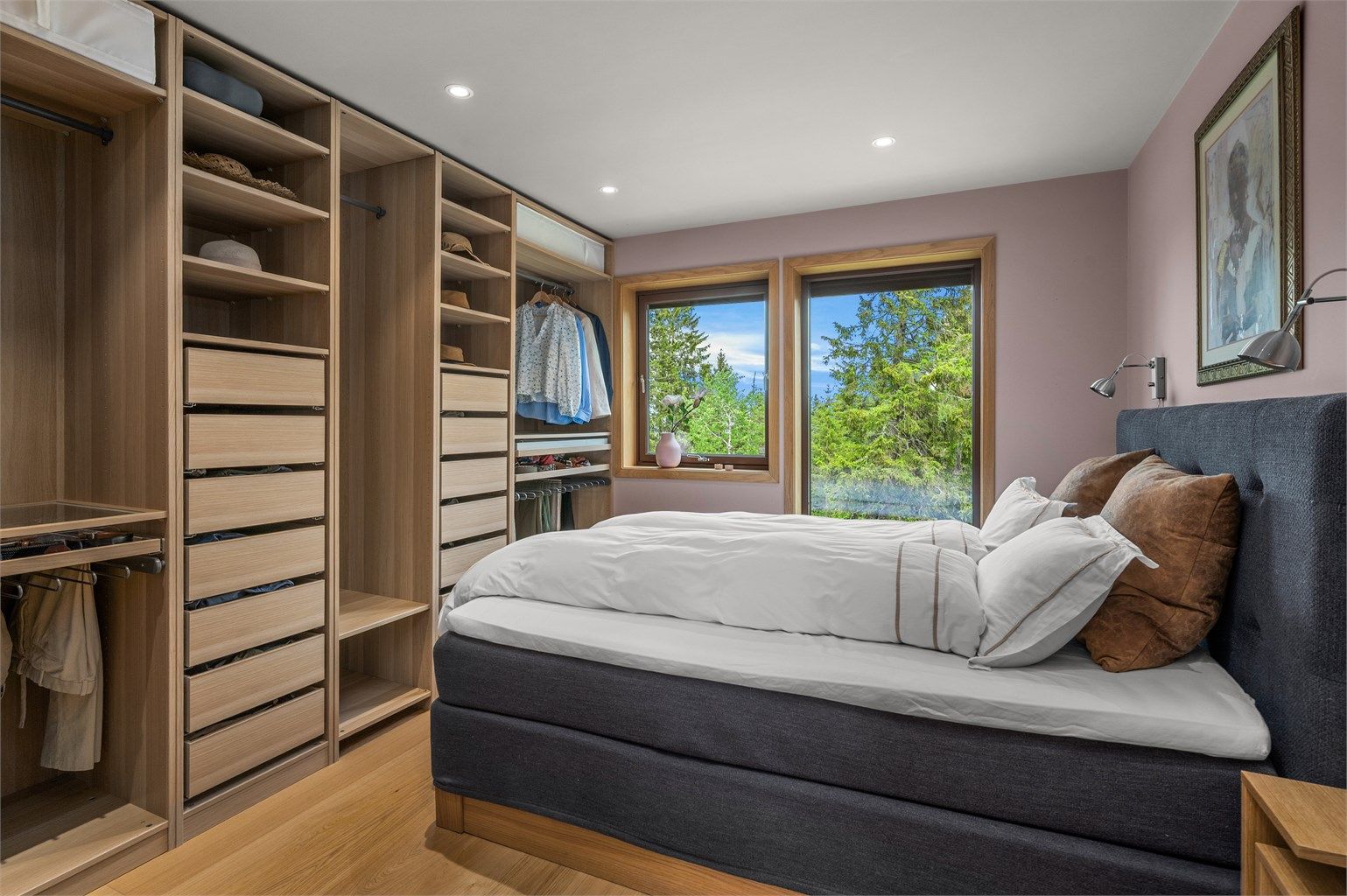 Romslig hovedsoverom på 11,6 kvm med flott utsyn, direkte adkomst til eget bad og en omfattende garderobeløsning.