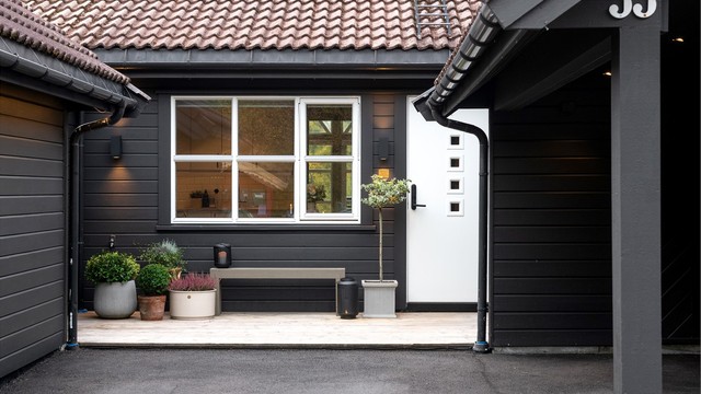 Østvendt markterrasse i tre på 10 kvm i tilknytning til inngangsparti