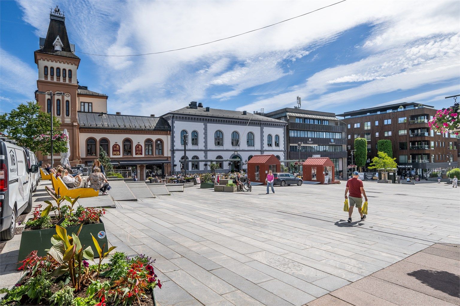 Tønsberg (kun en kort spasertur unna) er en livlig og innbydende by, spesielt på sommeren når båtliv og yrende folkeliv preger bryggene. Her finner du et stort utvalg av restauranter, kafeer og barer som passer enhver smak. 