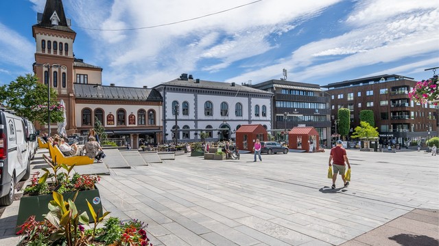 Tønsberg (kun en kort spasertur unna) er en livlig og innbydende by, spesielt på sommeren når båtliv og yrende folkeliv preger bryggene. Her finner du et stort utvalg av restauranter, kafeer og barer som passer enhver smak.