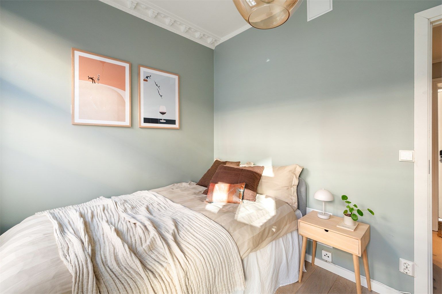 Rommet er malt i en behagelig og tidsriktig farge.