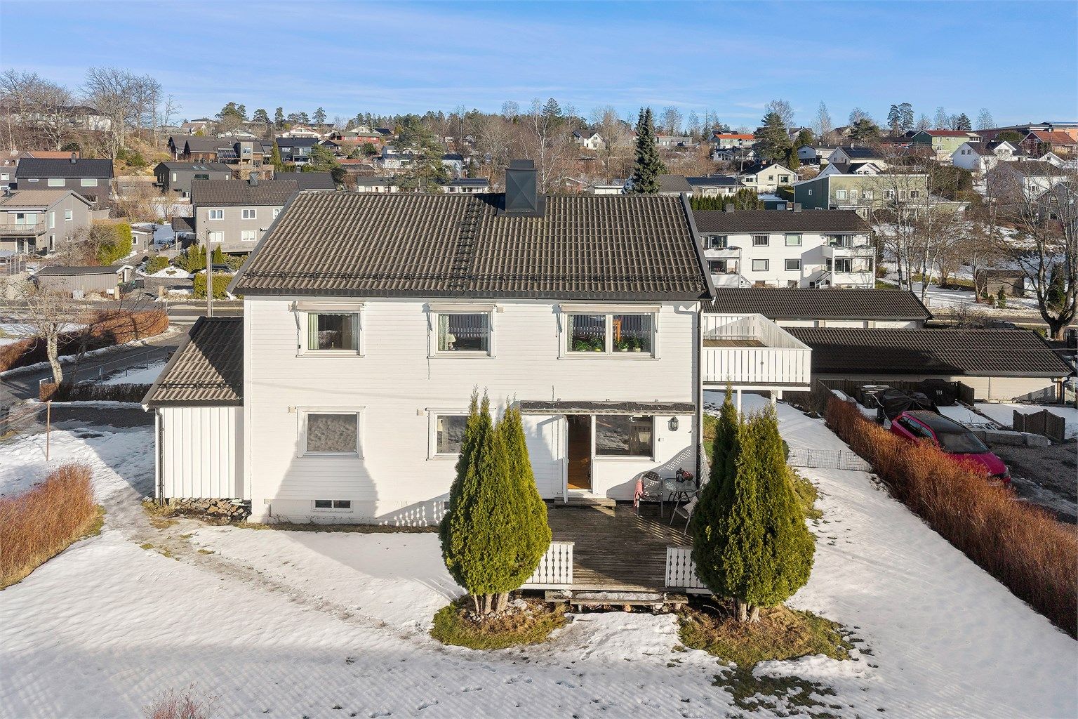 En innholdsrik halvpart av en vertikaldelt tomannsbolig med romslig hage.