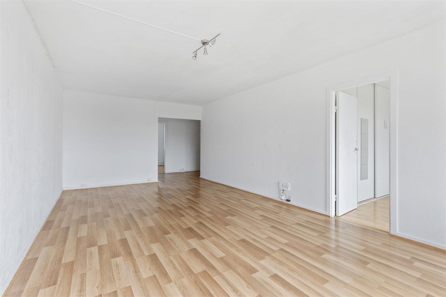 Lys og romslig stue med god plass til sofagruppe og spisebord.   Stor vindusflate gir en luftig atmosfære. 