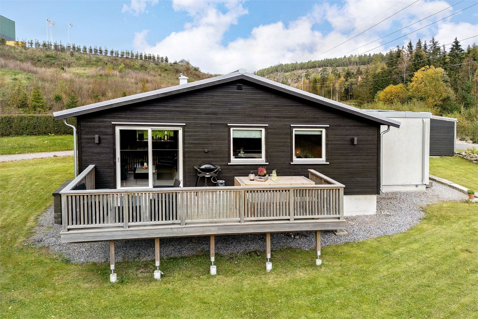 Utgang fra stue til solrik terrasse på 19 kvm med flere muligheter for utemøbler, grill, m.m.