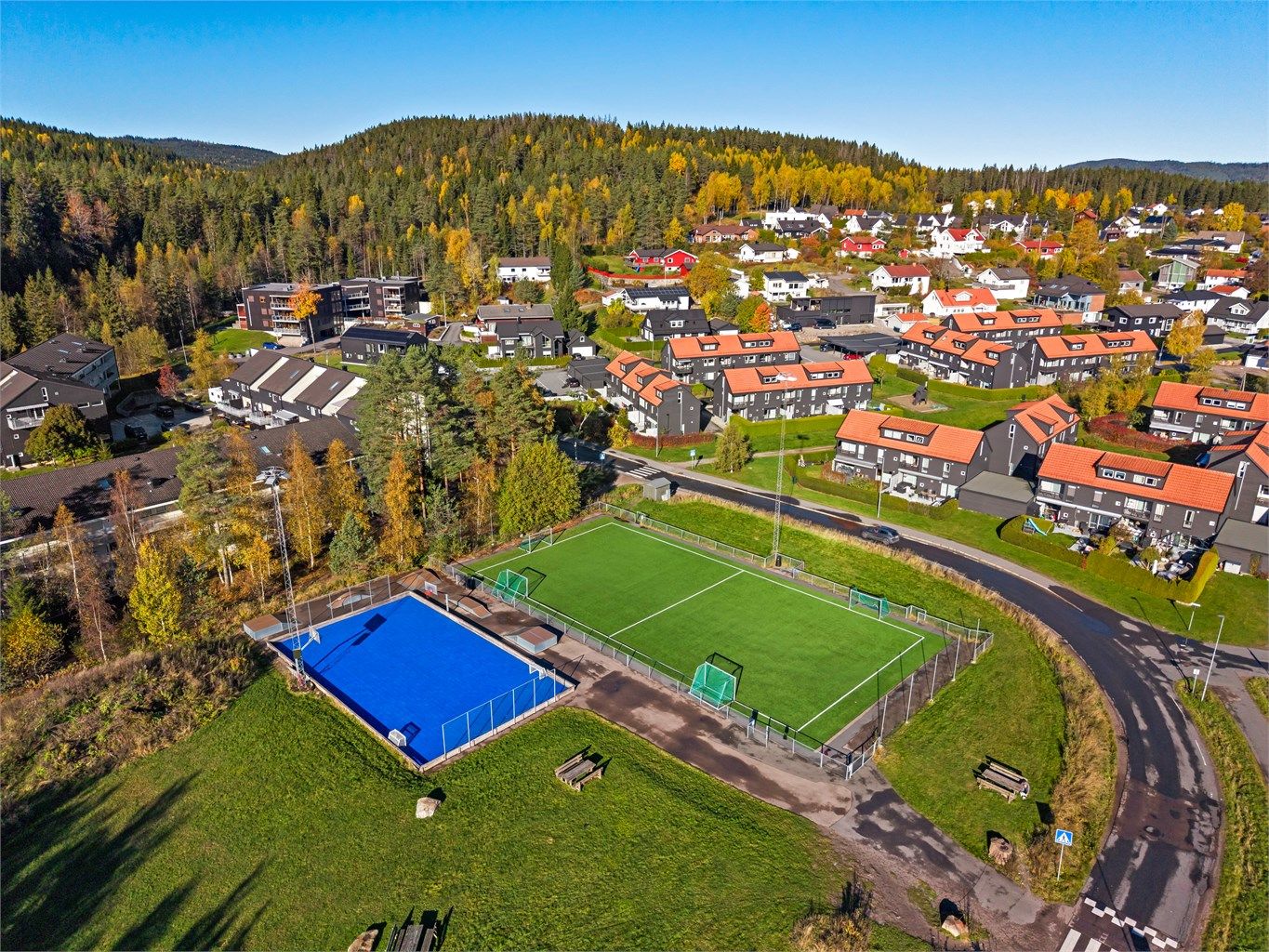 Nærområdet byr på gode aktivitetsmuligheter med ballplass og flerbruksbane like ved.