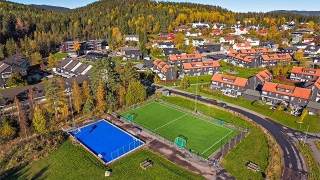 Nærområdet byr på gode aktivitetsmuligheter med ballplass og flerbruksbane like ved.