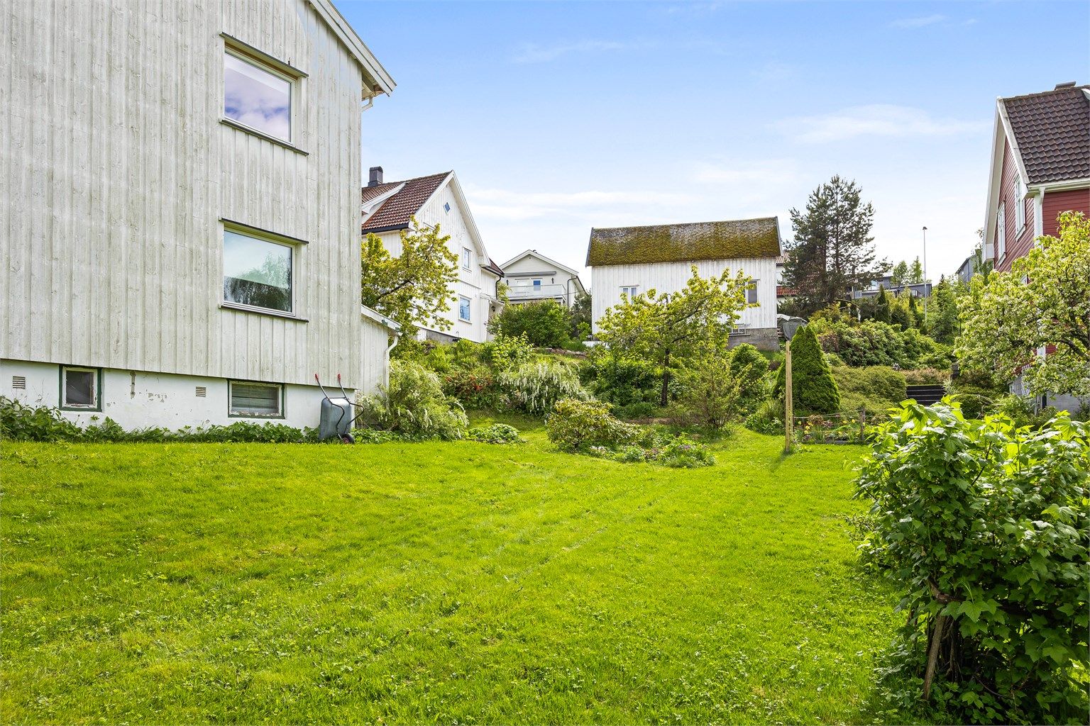 Sameiet har felles utearealer med plen og beplantning som kan benyttes av beboerne.