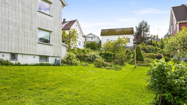 Sameiet har felles utearealer med plen og beplantning som kan benyttes av beboerne.