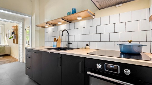 Kjøkken fra Strai (2019) med glatte fronter og laminert benkeplate med kompositt oppvaskkum.