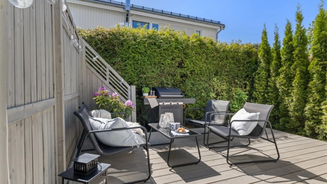 Terrassen på 17 m² er vestvendt og skjermet med levegger i tre.