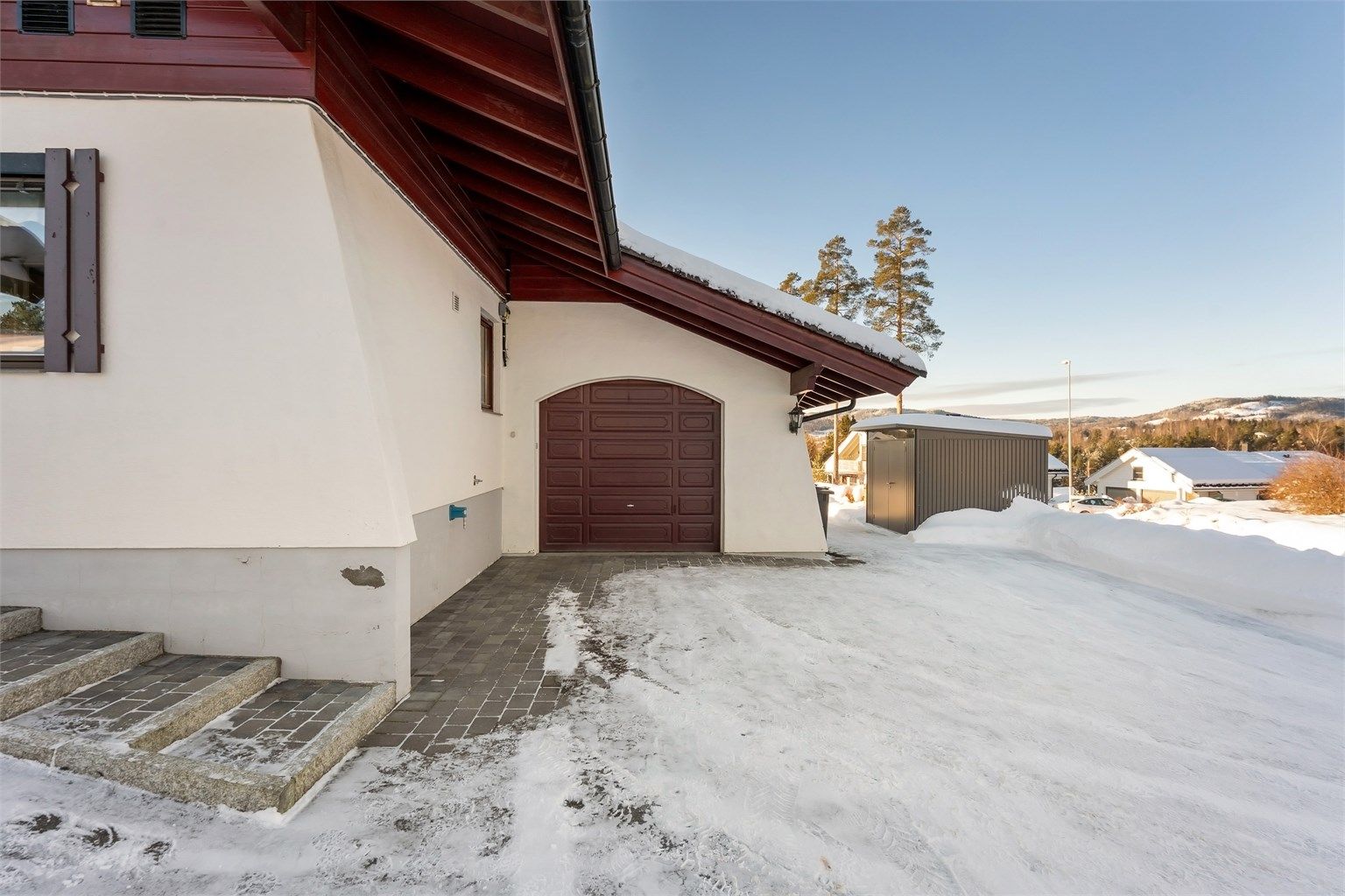 Tilliggende garasje på 28 m² med god plass til bil og oppbevaring.