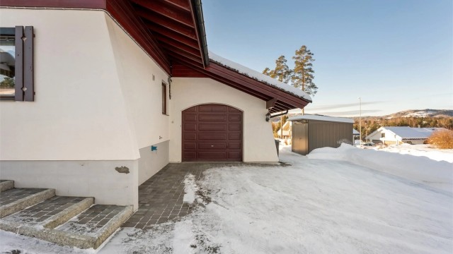 Tilliggende garasje på 28 m² med god plass til bil og oppbevaring.