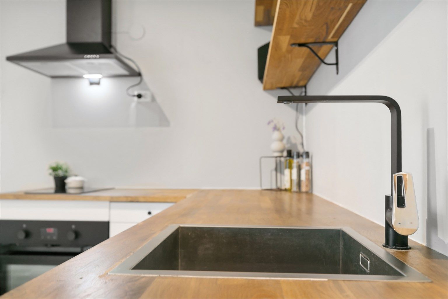 Moderne, sort blandebatteri og underlimt vask.