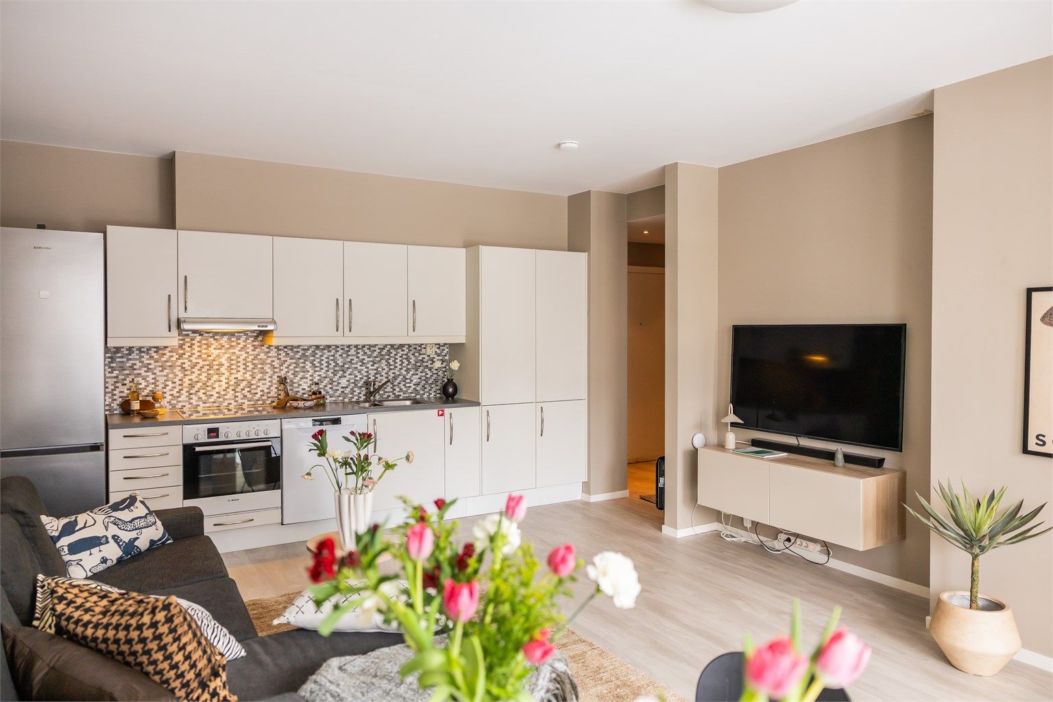 Stekeovn og platetopp, samt kjøle- og fryseskap er sømløst integrert i innredningen. Det er rikelig med oppbevaringsplass i både skuffer og skap.