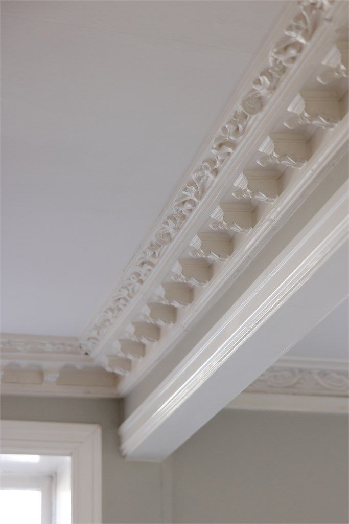 Det er lekker stukkatur i både stue og kjøkken.