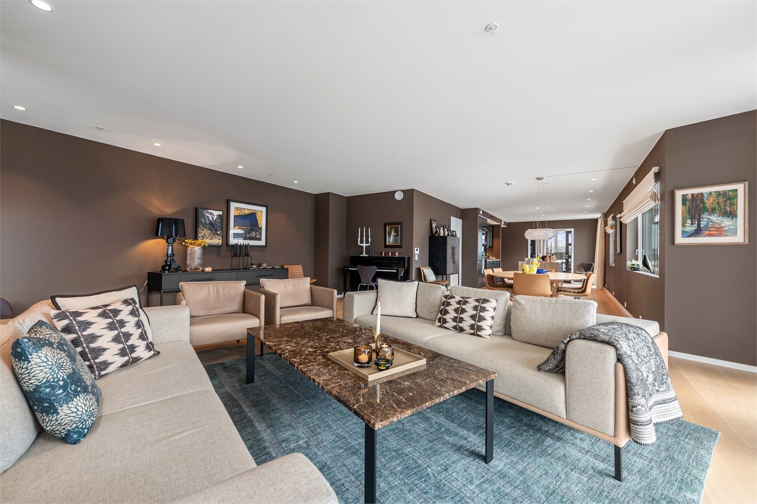 Fra stue mot spisestue og kjøkken