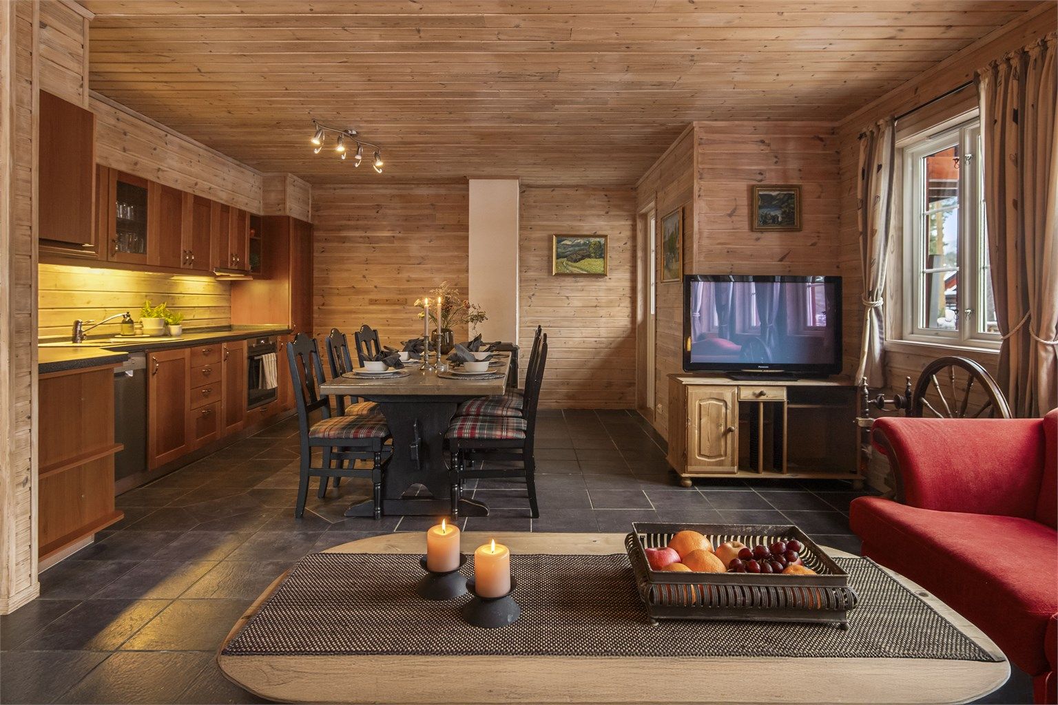 Profilert kjøkkeninnredning med integrerte hvitevarer fra byggeår