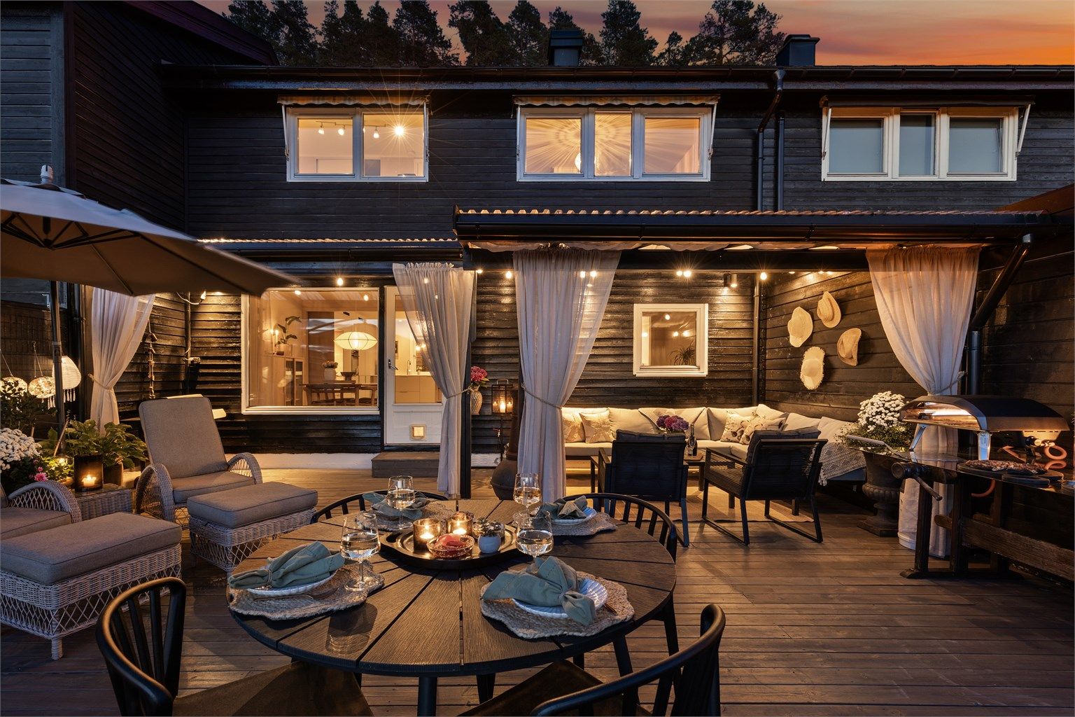Det er god plass til sofa, spisegruppe og solstoler på terrassen. Her kan solen nytes hele dagen, i tillegg til lange sommerkvelder med venner og bekjente