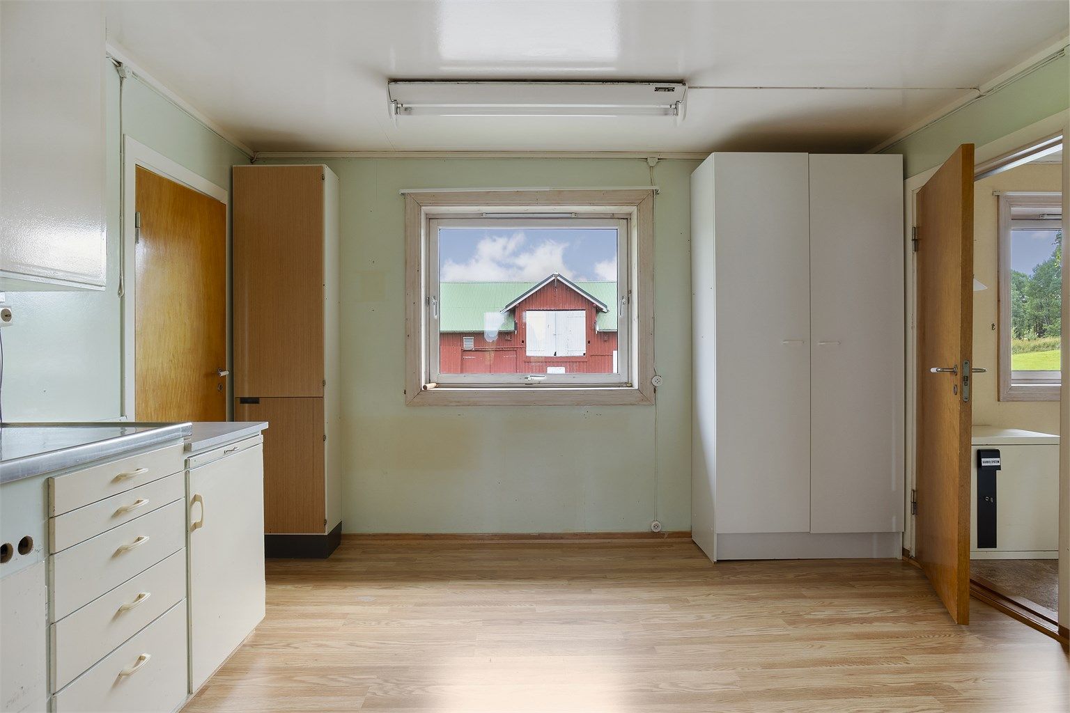 Det andre kjøkkenet har plass til frokostbord og stoler. 