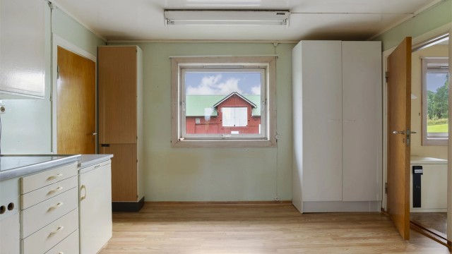 Det andre kjøkkenet har plass til frokostbord og stoler.