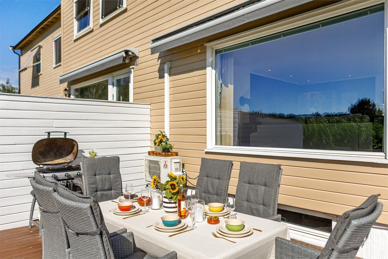Her ligger alt til rette for lange sommermiddager med familie og venner, mens barna løper fritt rundt på den skjermede uteplassen.