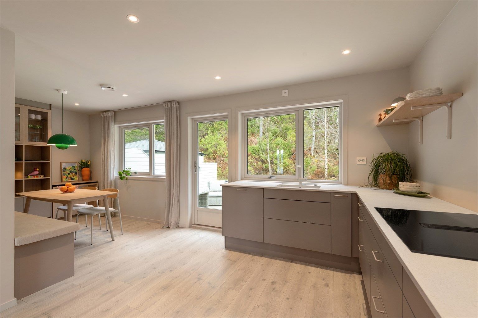 Kjøkkenet ble utvidet ved at en lettvegg ble fjernet, noe som gir en åpen og romslig spiseplass.