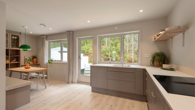 Kjøkkenet ble utvidet ved at en lettvegg ble fjernet, noe som gir en åpen og romslig spiseplass.