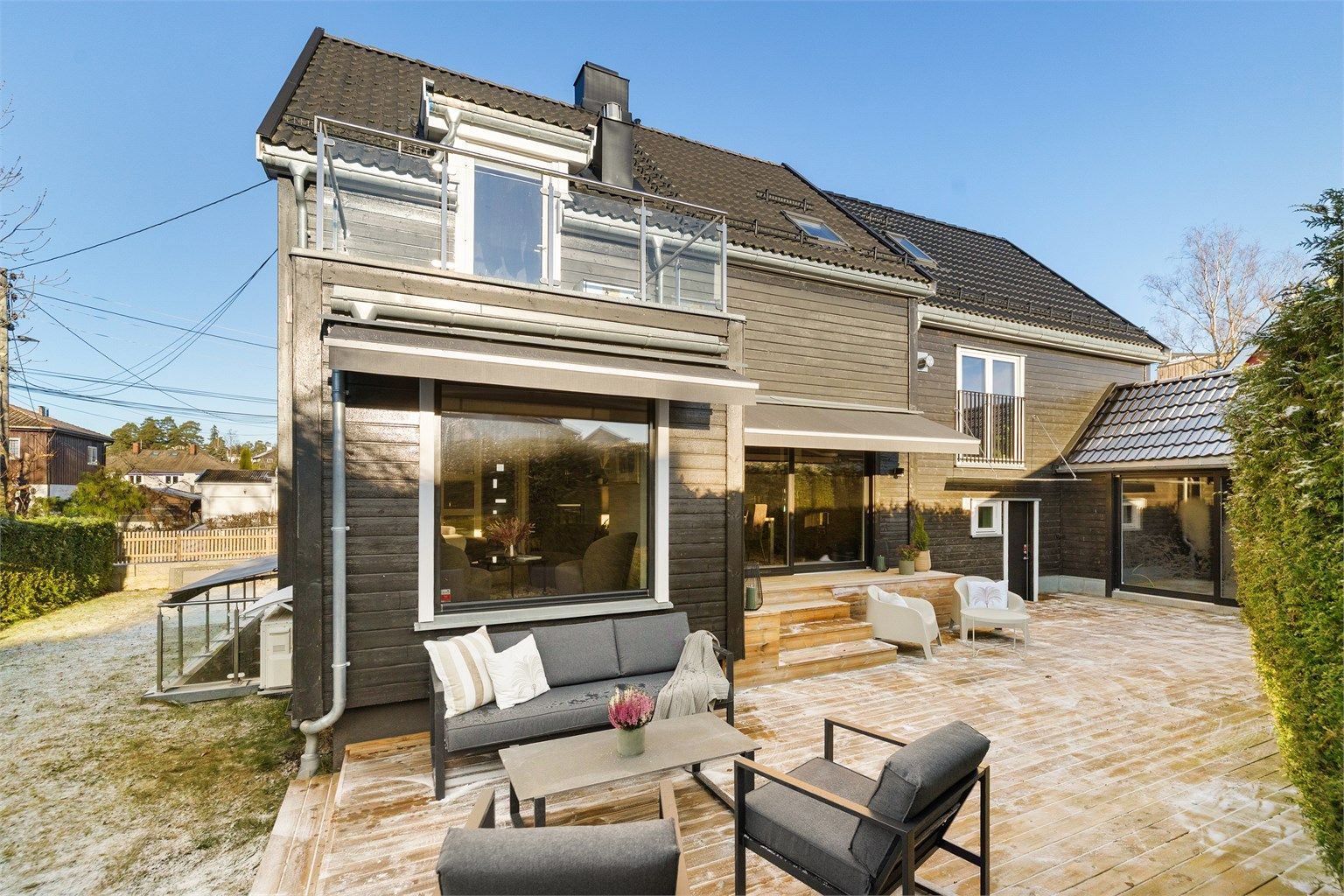 Boligen kan skilte med flotte uteområder som to herlige uteplasser og en tilhørende hagestue