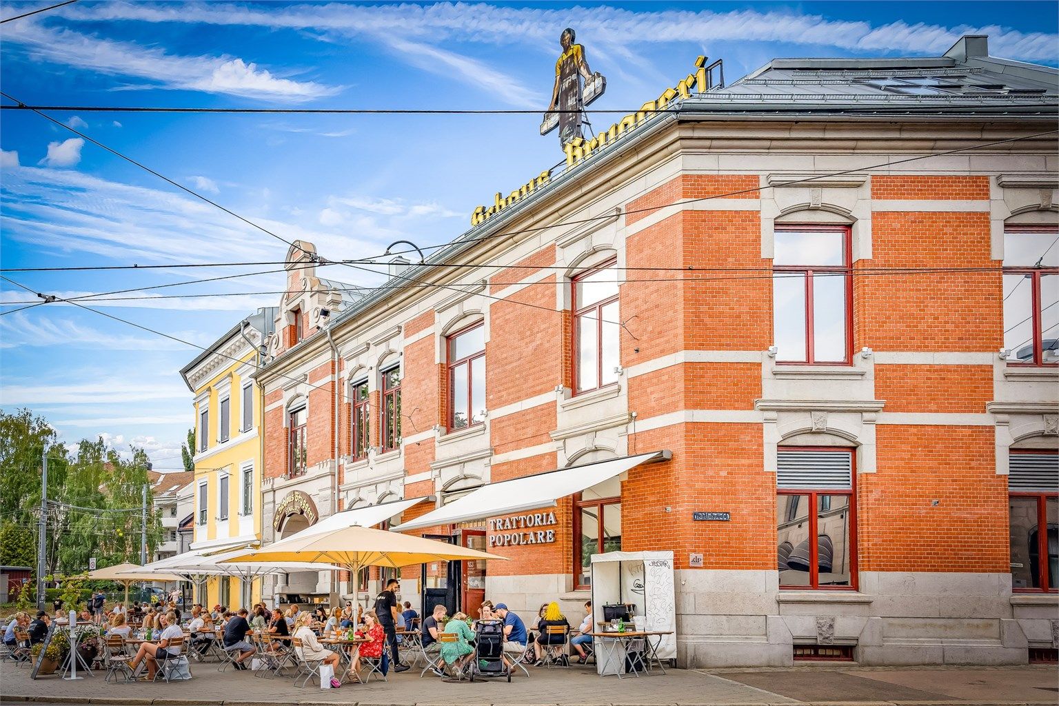 Du finner Grünerløkka med sine parker, restauranter, nisjebutikker og gallerier kun noen få minutter unna ved å krysse Akerselva.