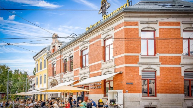 Du finner Grünerløkka med sine parker, restauranter, nisjebutikker og gallerier kun noen få minutter unna ved å krysse Akerselva.