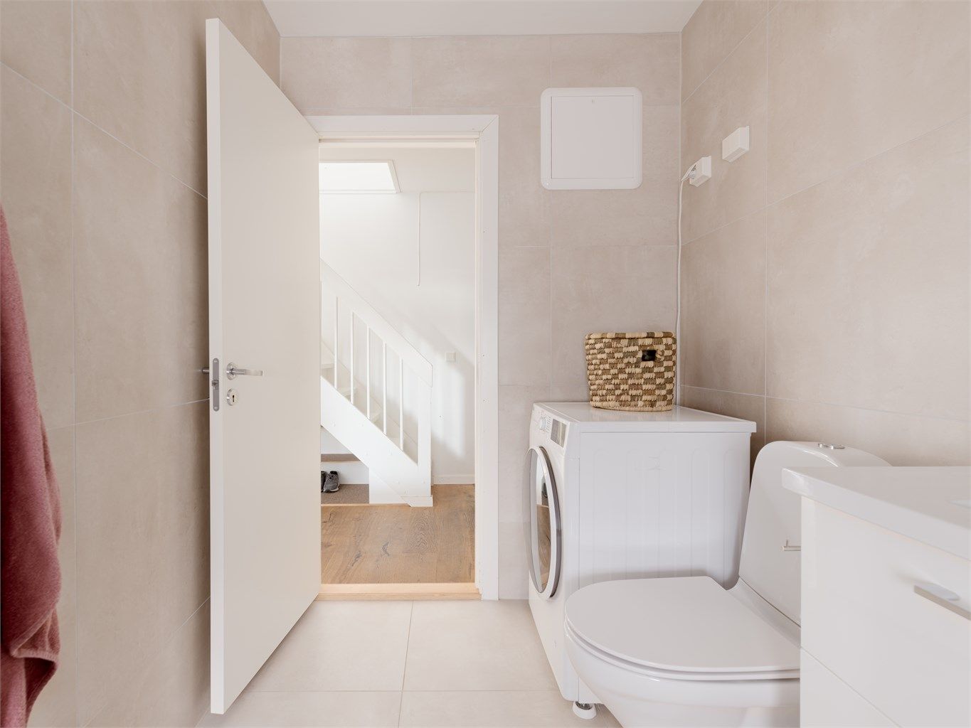 Videre har badet dusjhjørne og toalett. Det er opplegg for vaskemaskin.