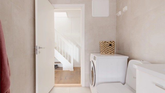 Videre har badet dusjhjørne og toalett. Det er opplegg for vaskemaskin.