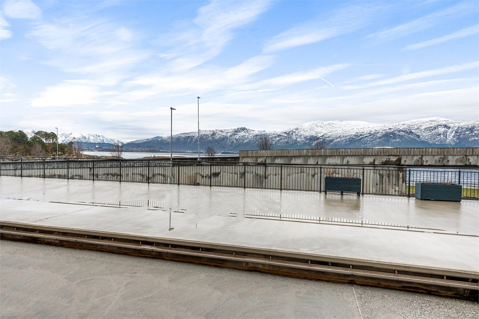 Utsikt fra leiligheten til fellesterrasse og mot Borgundfjorden